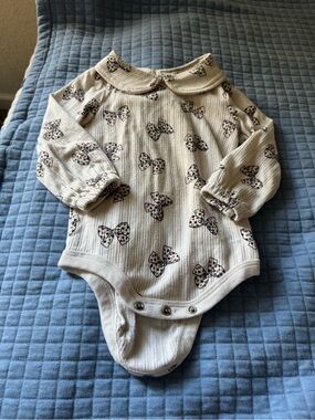 Cream Long-Sleeve Baby Bodysuit with Bow Print and pink sweatsuit 18m